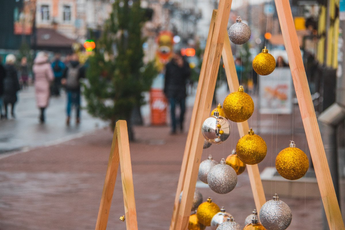 Яркие елочные игрушки украшают не только дерево, но и улицу Яркие елочные игрушки украшают не только дерево, но и улицу
