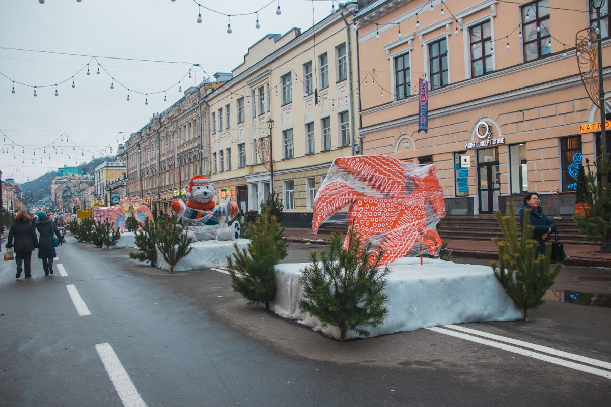 Многие считают, что украшать столицу срубленными елками не совсем правильно Многие считают, что украшать столицу срубленными елками не совсем правильно