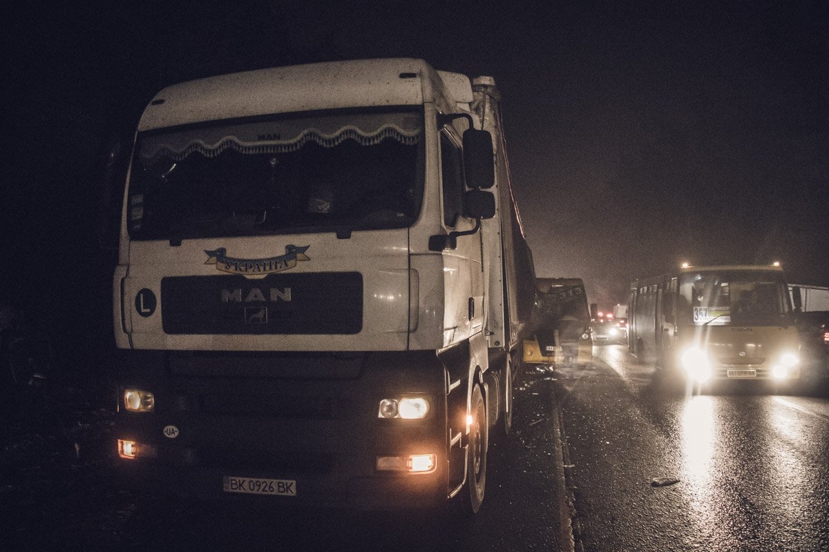 На Гостомельском шоссе маршрутка врезалась в фуру