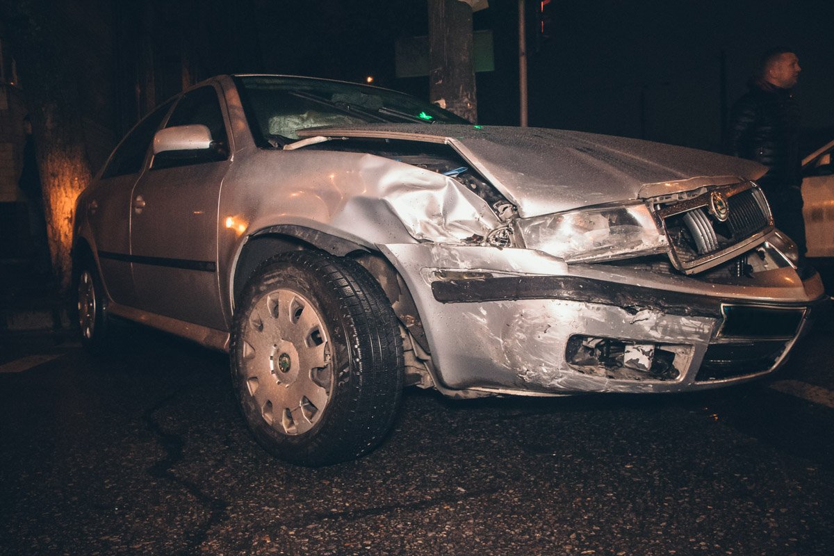 Во вторник, 11 декабря, на улице Антоновича произошло ДТП с участием двух автомобилей Skoda Octavia
