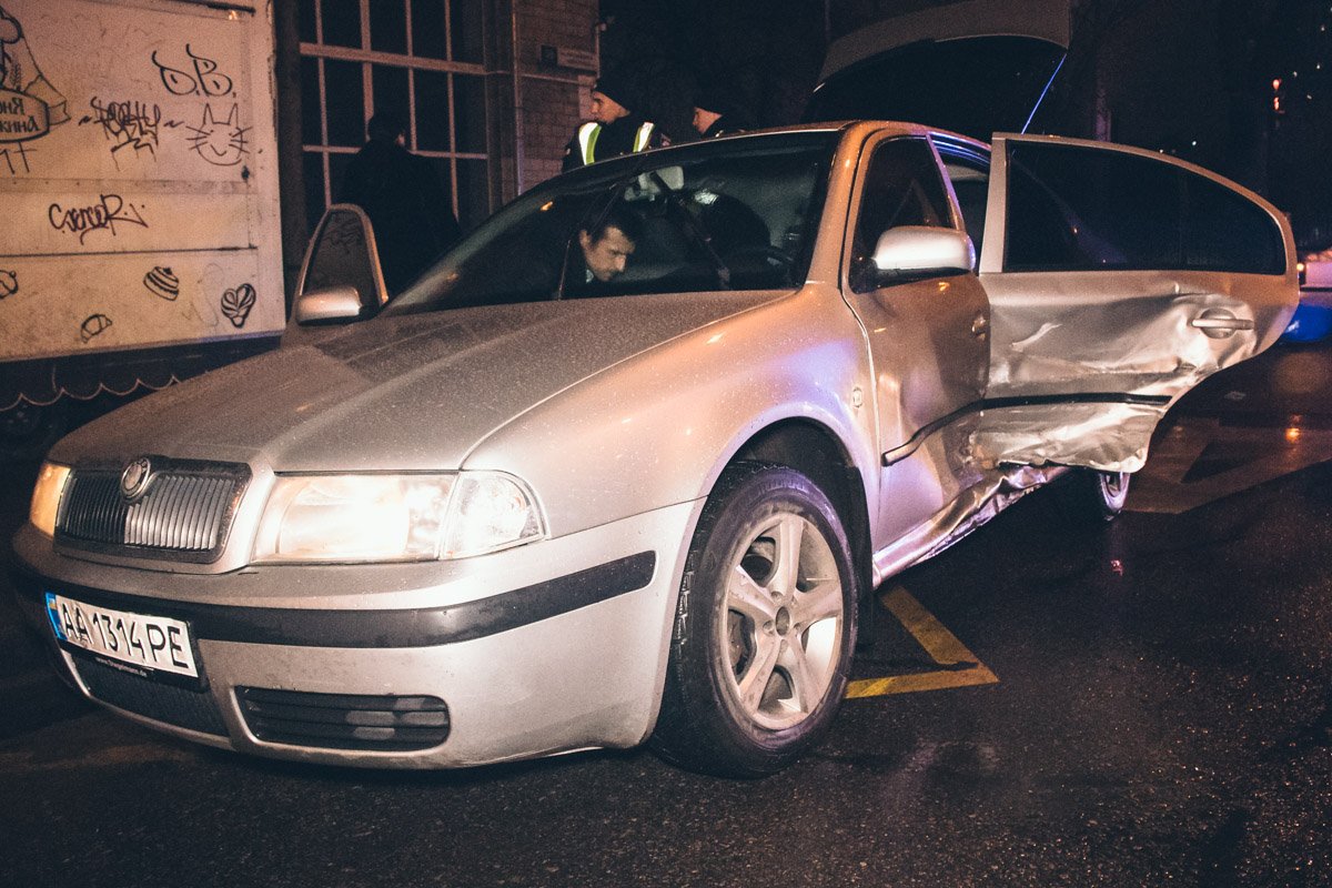 Водитель на Skoda пытался проскочить перекресток на красный сигнал светофора