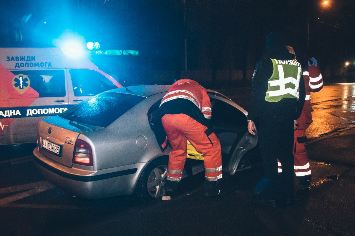 В такси на заднем сиденье ехала женщина