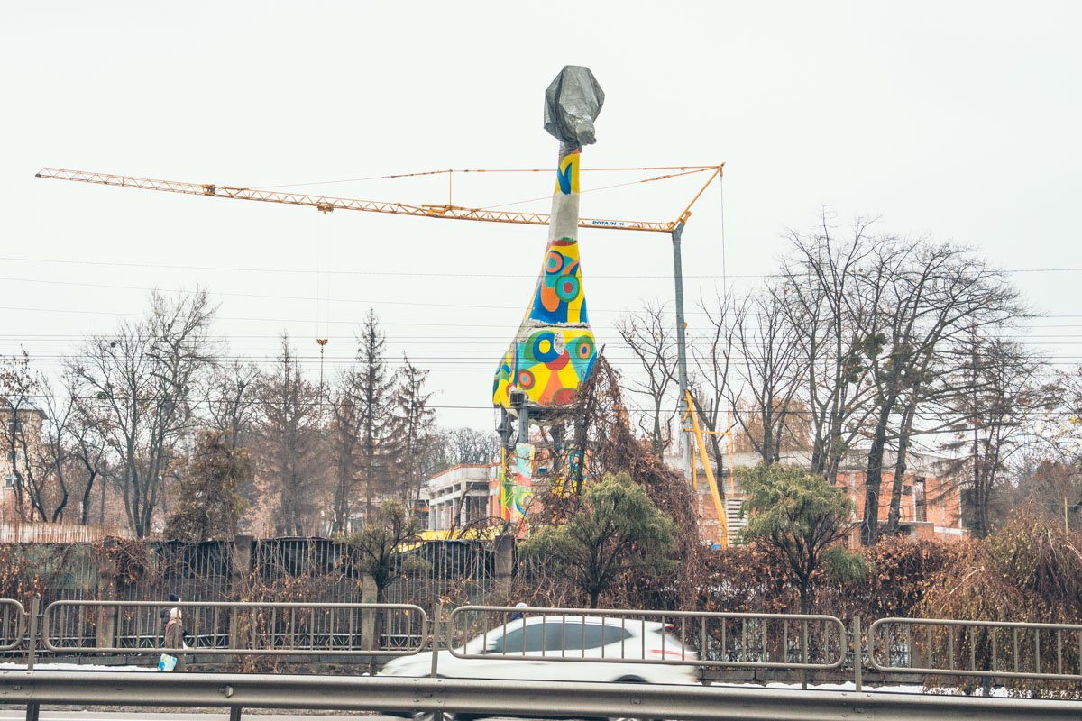 На входе в Киевский зоопарк появилась огромная скульптура жирафа