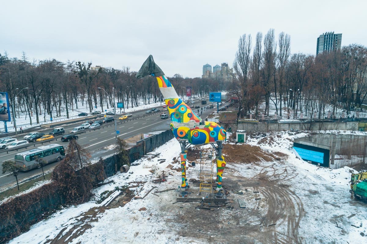 Установку скульптуры начали еще в конце ноября, однако сейчас работы почти закончены