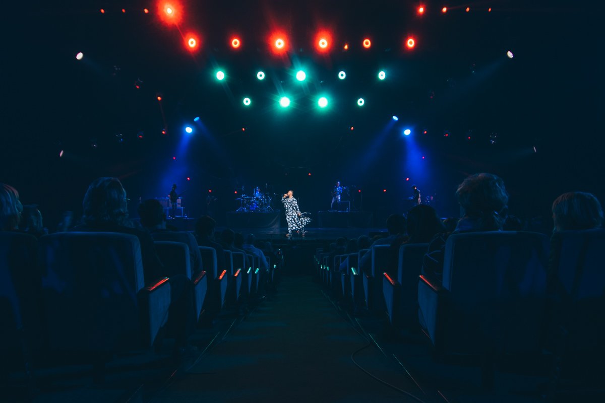 Исполнитель фактически до отказа забил огромный зал Исполнитель фактически до отказа забил огромный зал