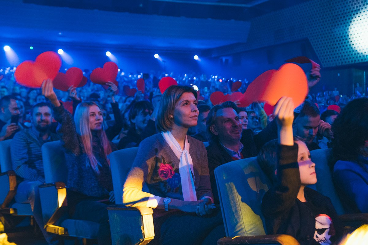 В зале можно было увидеть абсолютно разных людей: семьи с малышами, пожилых людей в самых дорогих и шикарных нарядах, неформальную молодежь и десятки влюбленных пар, как совсем юных, так и взрослых В зале можно было увидеть абсолютно разных людей: семьи с малышами, пожилых людей в самых дорогих и шикарных нарядах, неформальную молодежь и десятки влюбленных пар, как совсем юных, так и взрослых