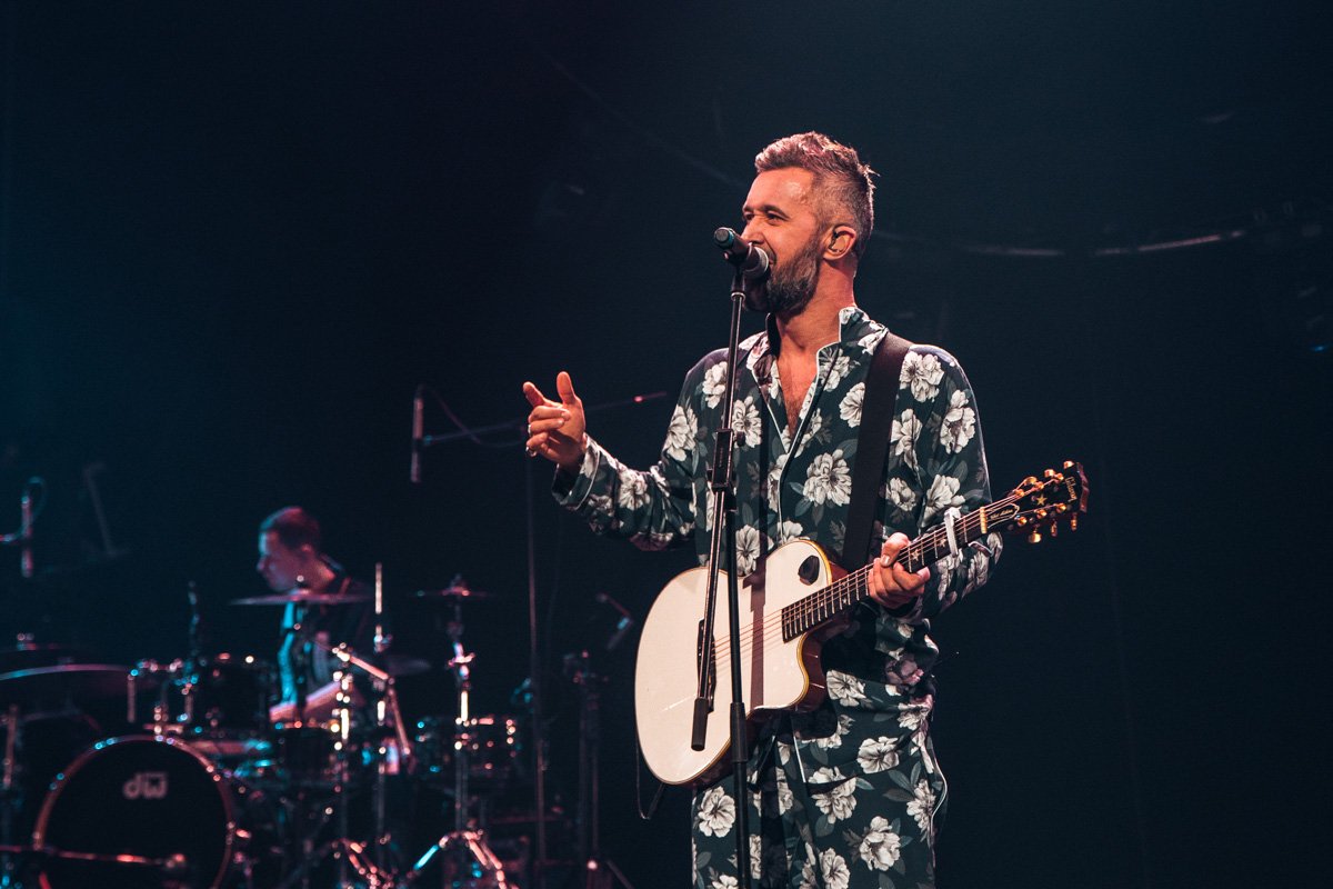 Сергей Бабкин появился перед поклонниками очень эффектно и внезапно - свет сначала потух, а когда его снова зажгли, артист сидел на краю сцены босиком, в халате, пижаме и с гитарой в руках Сергей Бабкин появился перед поклонниками очень эффектно и внезапно - свет сначала потух, а когда его снова зажгли, артист сидел на краю сцены босиком, в халате, пижаме и с гитарой в руках