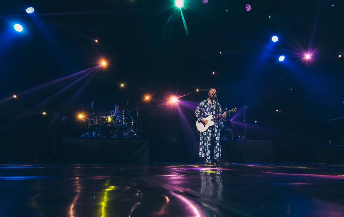 Первую песню он исполнил очень интимно, аккомпанируя себе на гитаре Первую песню он исполнил очень интимно, аккомпанируя себе на гитаре