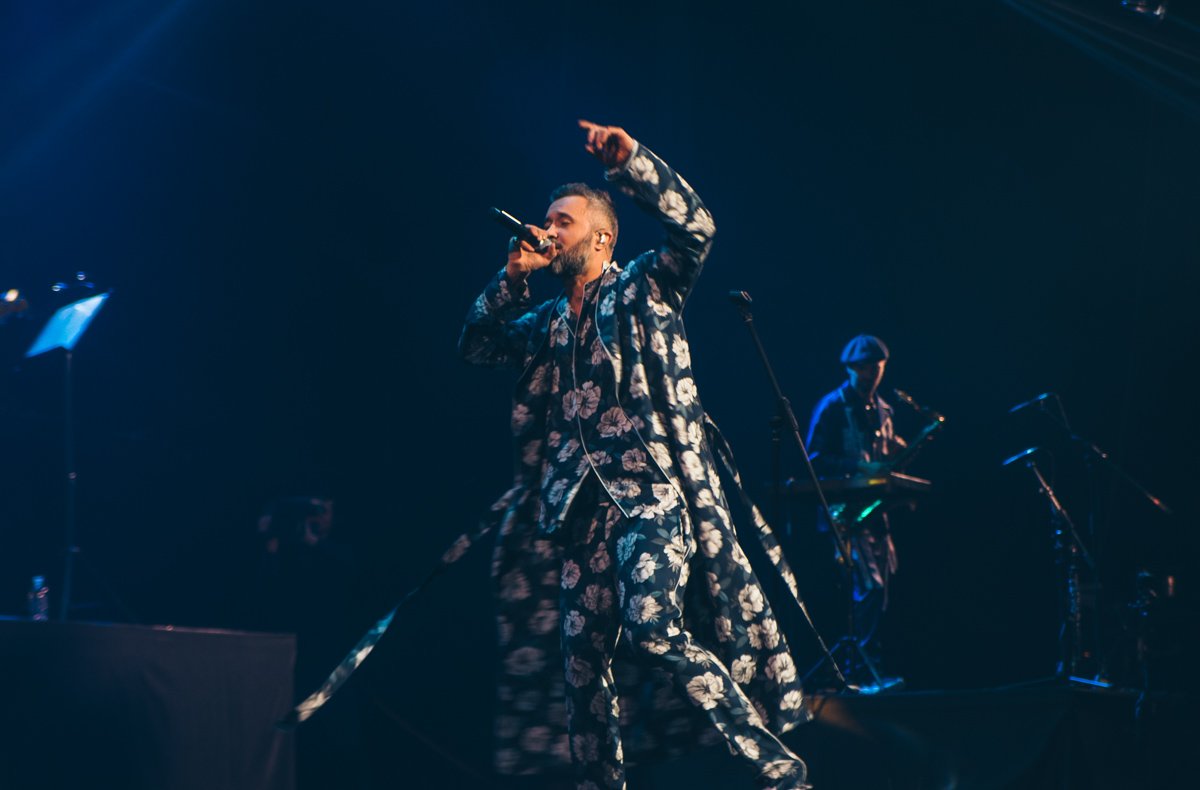 Во время исполнения некоторых песен артист прыгал по сцене, буквально рвал струны на своем инструменте и танцевал, развивая подол «концертного» домашнего халата Во время исполнения некоторых песен артист прыгал по сцене, буквально рвал струны на своем инструменте и танцевал, развивая подол «концертного» домашнего халата