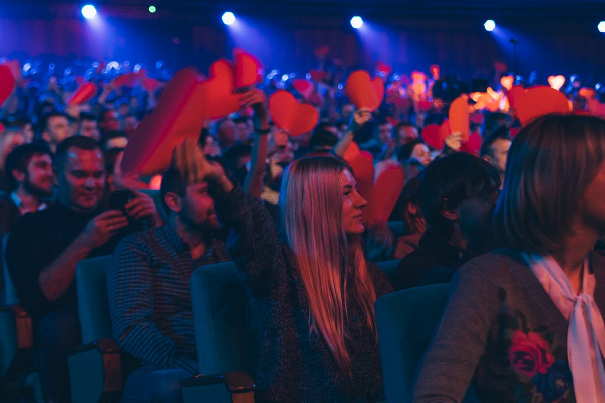 На песне «Моє кохання» весь зал поднял вверх бумажные сердечки, которые организаторы раздали до начала концерт На песне «Моє кохання» весь зал поднял вверх бумажные сердечки, которые организаторы раздали до начала концерт