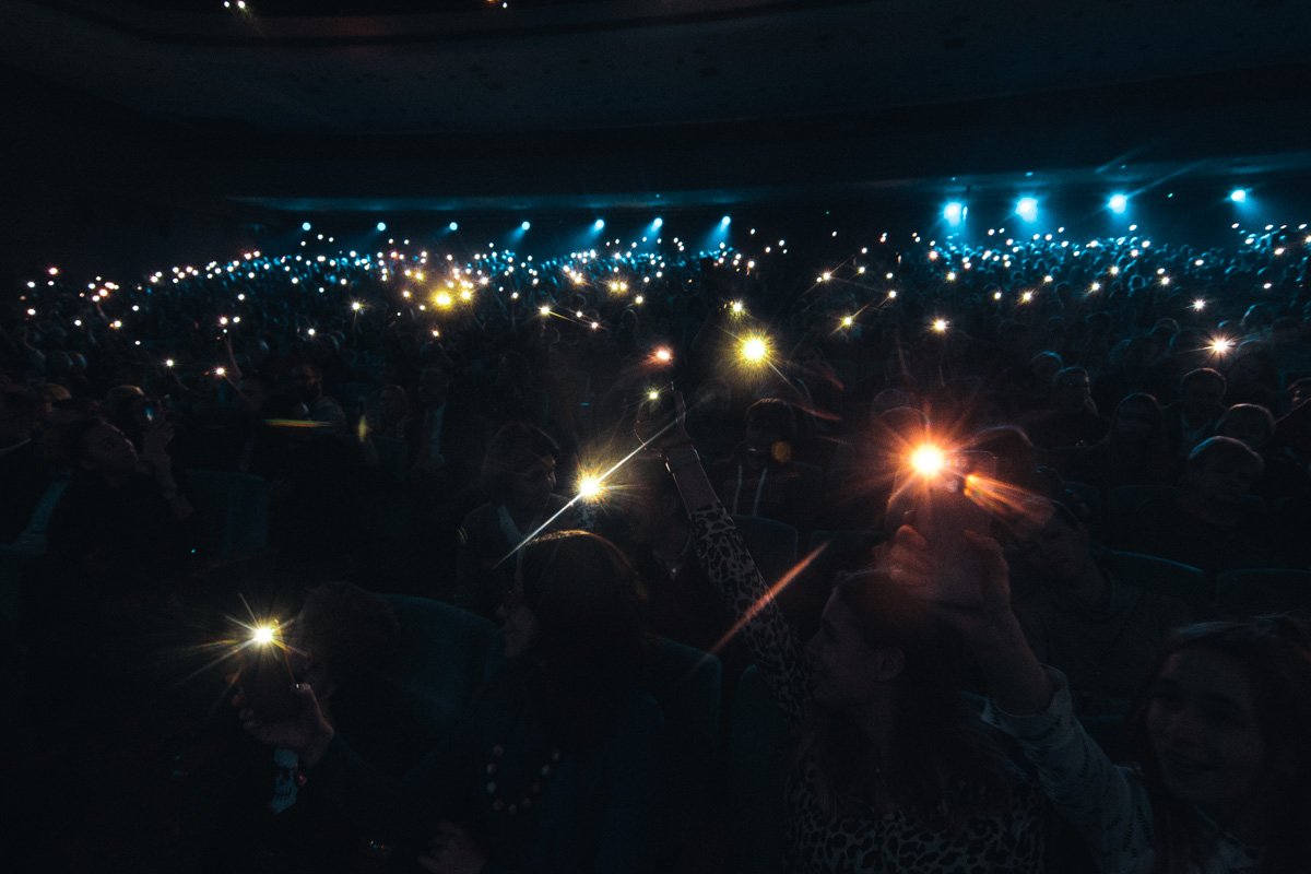 Вместо сердечек в руках поклонников загорелись фонарики и темный зал перевоплотился в сказочное звездное небо Вместо сердечек в руках поклонников загорелись фонарики и темный зал перевоплотился в сказочное звездное небо