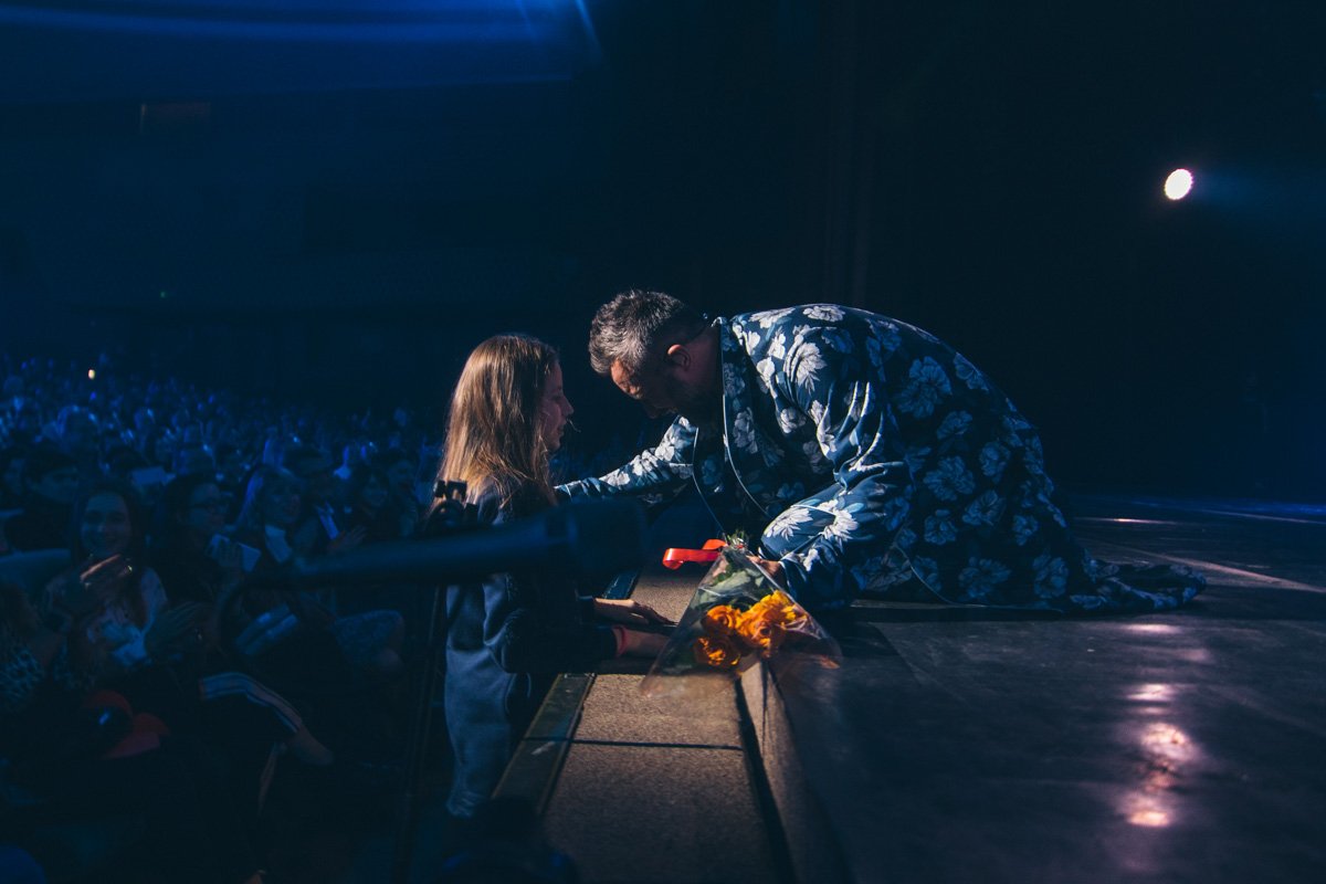 Он признавался в любви со сцены, искренне обнимал детей, которые выбегали на сцену с подарками, активно общался со зрителями и много шутил Он признавался в любви со сцены, искренне обнимал детей, которые выбегали на сцену с подарками, активно общался со зрителями и много шутил