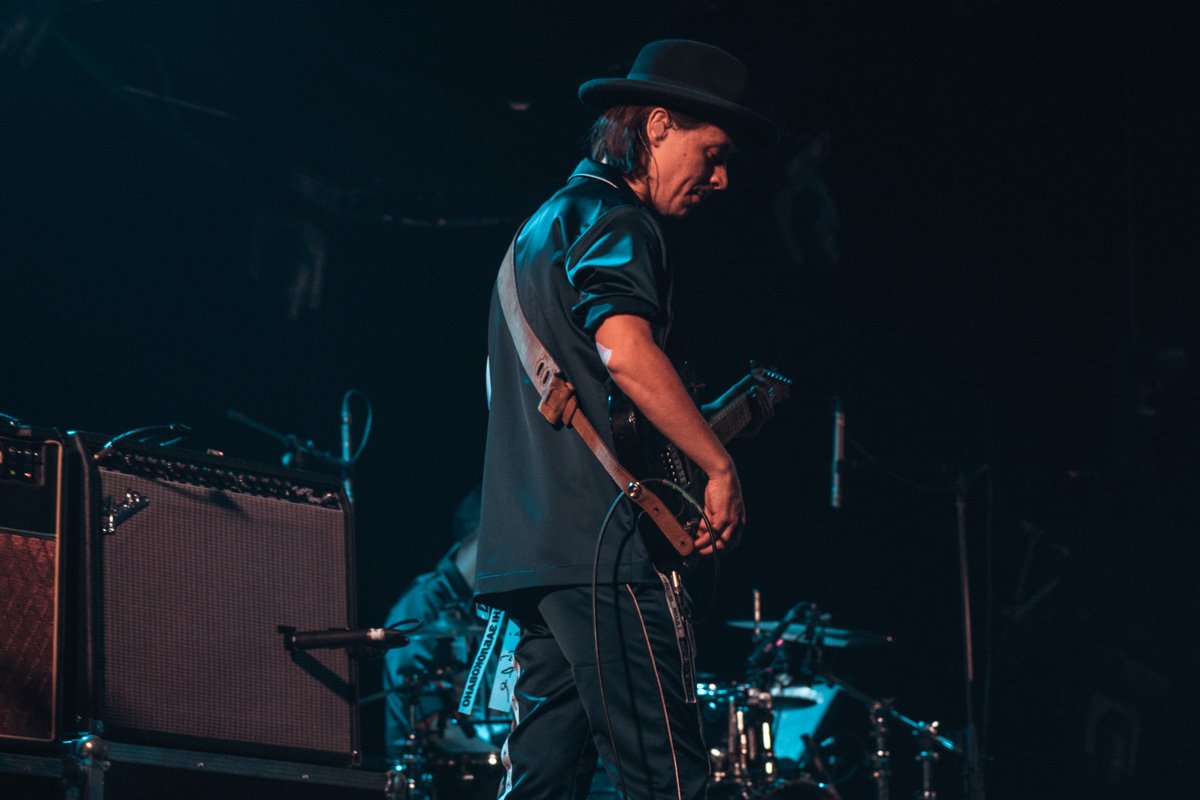 Помогали исполнителю творить живую музыку два гитариста, клавишник, барабанщик и саксофонист Помогали исполнителю творить живую музыку два гитариста, клавишник, барабанщик и саксофонист