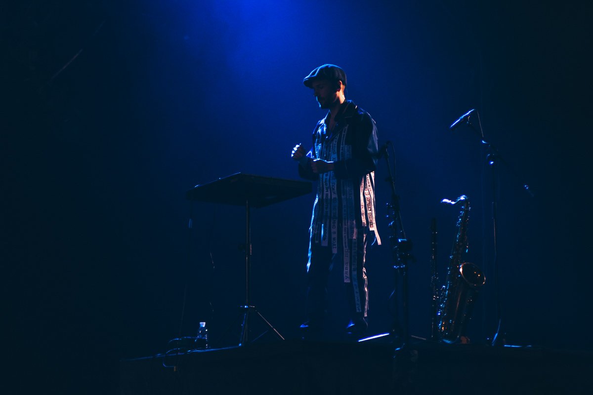 Их костюмы также были достаточно своеобразными: на рубашках висели ленты с названиями самых известных песен Их костюмы также были достаточно своеобразными: на рубашках висели ленты с названиями самых известных песен