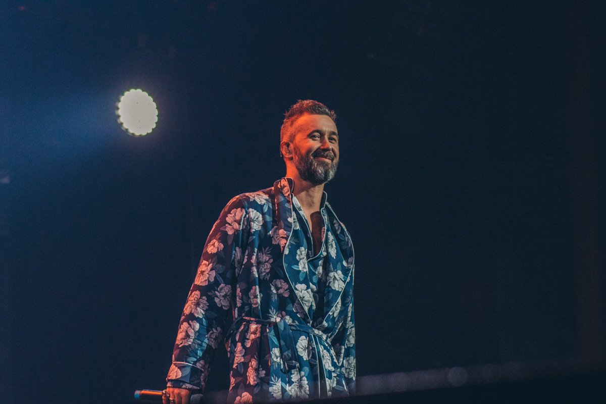 На песнях «Привіт, Бог» и "Але" исполнитель направил микрофон на зал и зрители хором запели знакомые строки На песнях «Привіт, Бог» и "Але" исполнитель направил микрофон на зал и зрители хором запели знакомые строки