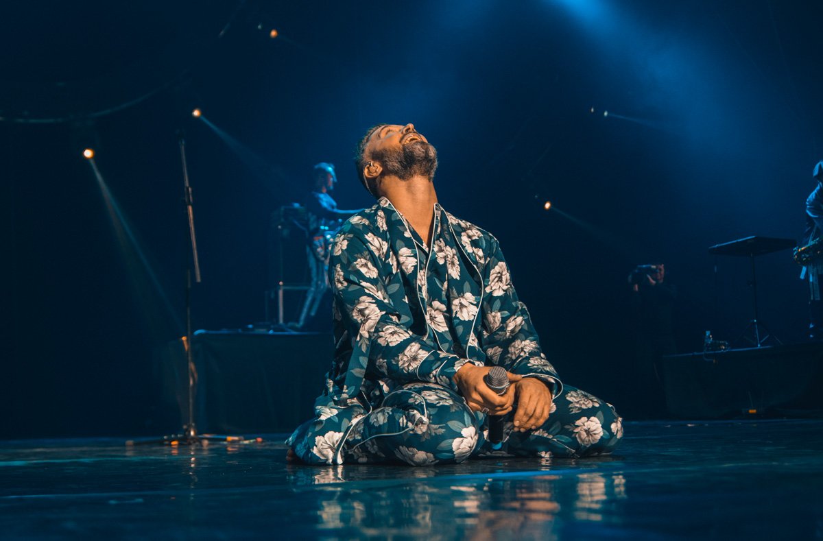 Солист 5'Nizza со сцены сообщил, что количество публики буквально повергло его в шок, он честно признался, что не ожидал увидеть столько зрителей Солист 5'Nizza со сцены сообщил, что количество публики буквально повергло его в шок, он честно признался, что не ожидал увидеть столько зрителей