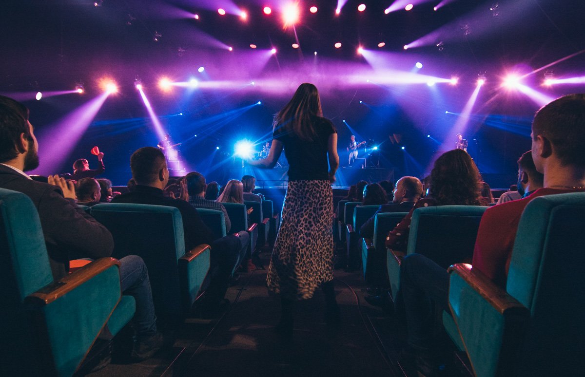 Посмотрев на сценический образ певца, можно сказать, что он действительно чувствовал себя "как дома", так чувствовали себя и зрители Посмотрев на сценический образ певца, можно сказать, что он действительно чувствовал себя "как дома", так чувствовали себя и зрители