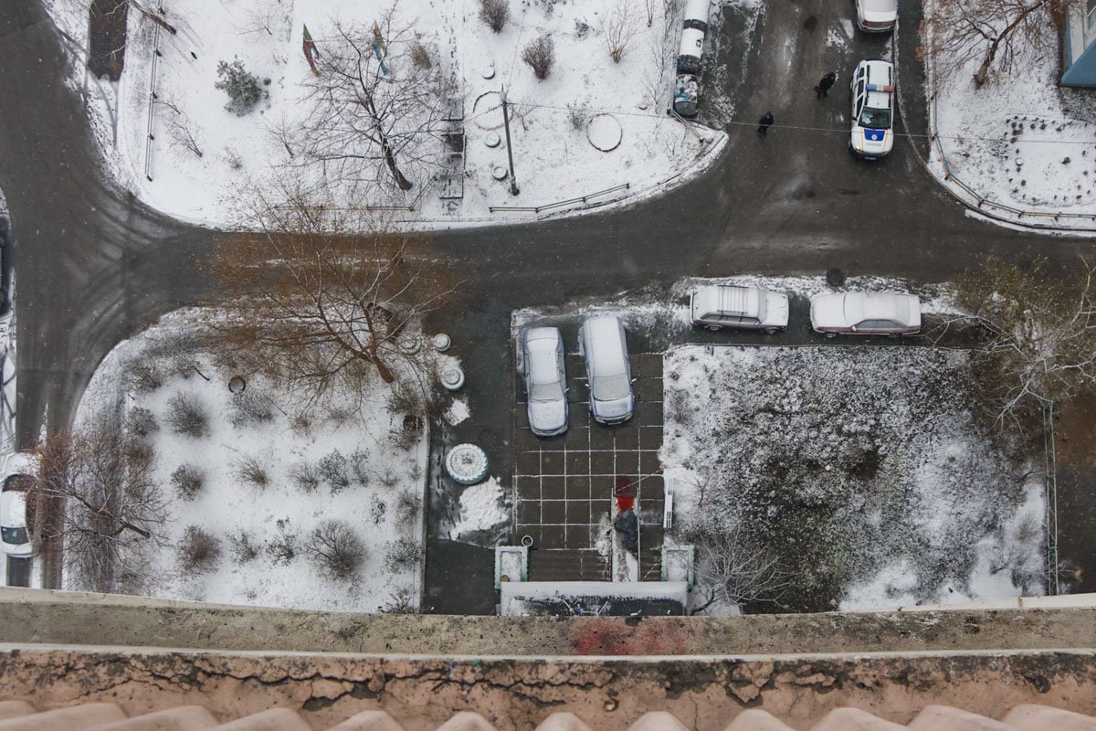 По предварительной информации, ранним утром погибший зашел в первое парадное и поднялся на 14 этаж