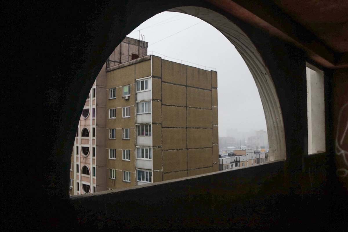 Там мужчина распивал спиртные напитки и после чего выпрыгнул с общего балкона