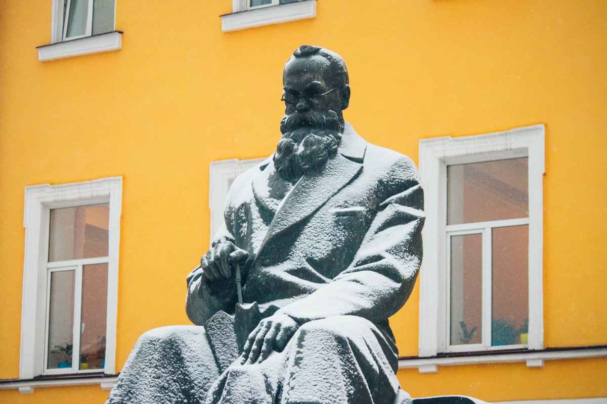 Одинокий Грушевский сидит и наблюдает за изменениями погоды