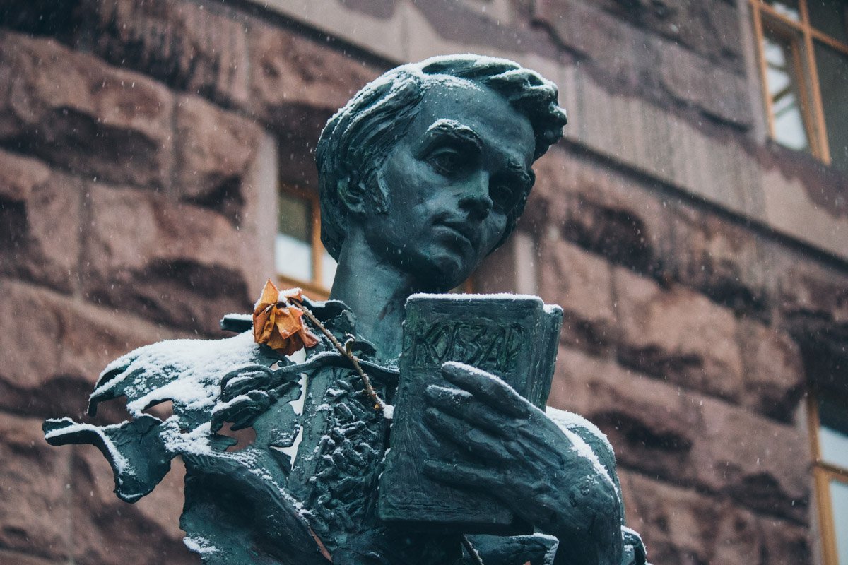 Бюст молодого Шевченко украшает белое покрывало