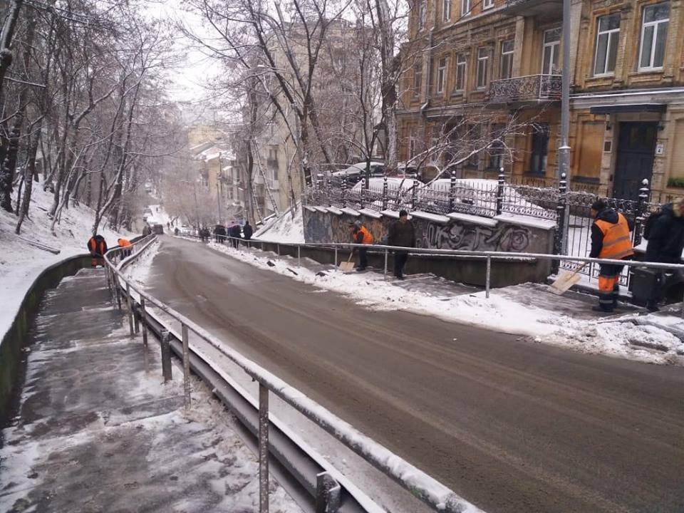 В самого утра коммунальщики приступили к уборке снега с дорог и тротуаров В самого утра коммунальщики приступили к уборке снега с дорог и тротуаров