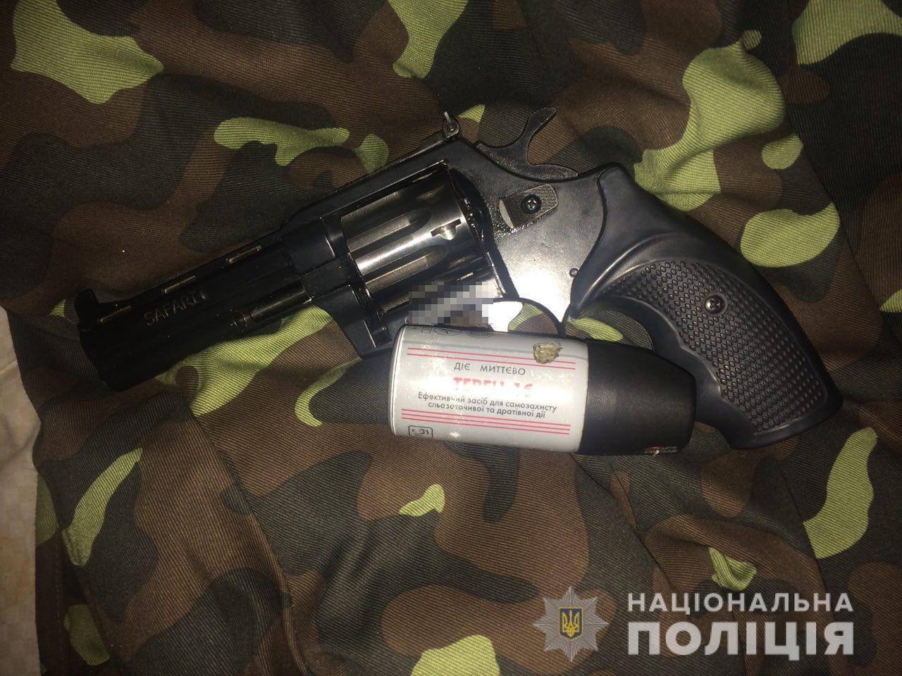 В Киеве в Дарницком районе мужчина, работающий дворником, напал на двух человек без определенного места жительства