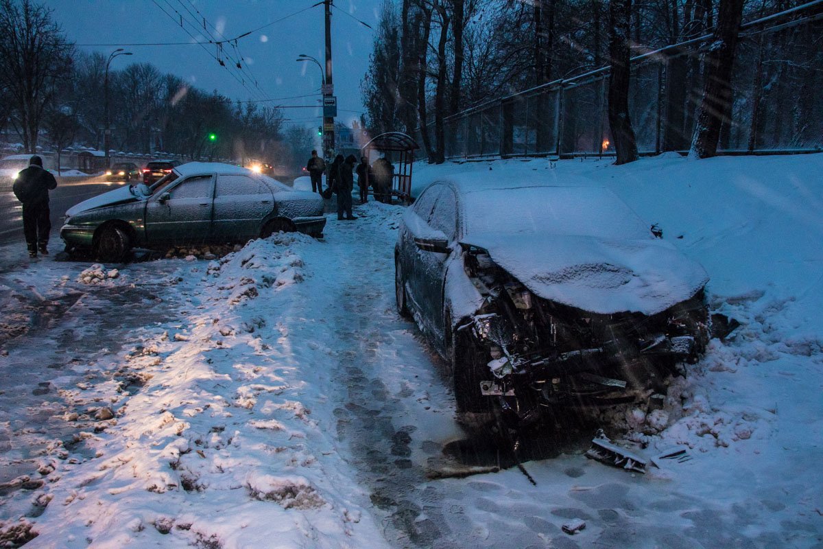 В среду, 12 декабря, в Киеве по адресу проспект Науки, 48 произошло ДТП с пострадавшими В среду, 12 декабря, в Киеве по адресу проспект Науки, 48 произошло ДТП с пострадавшими