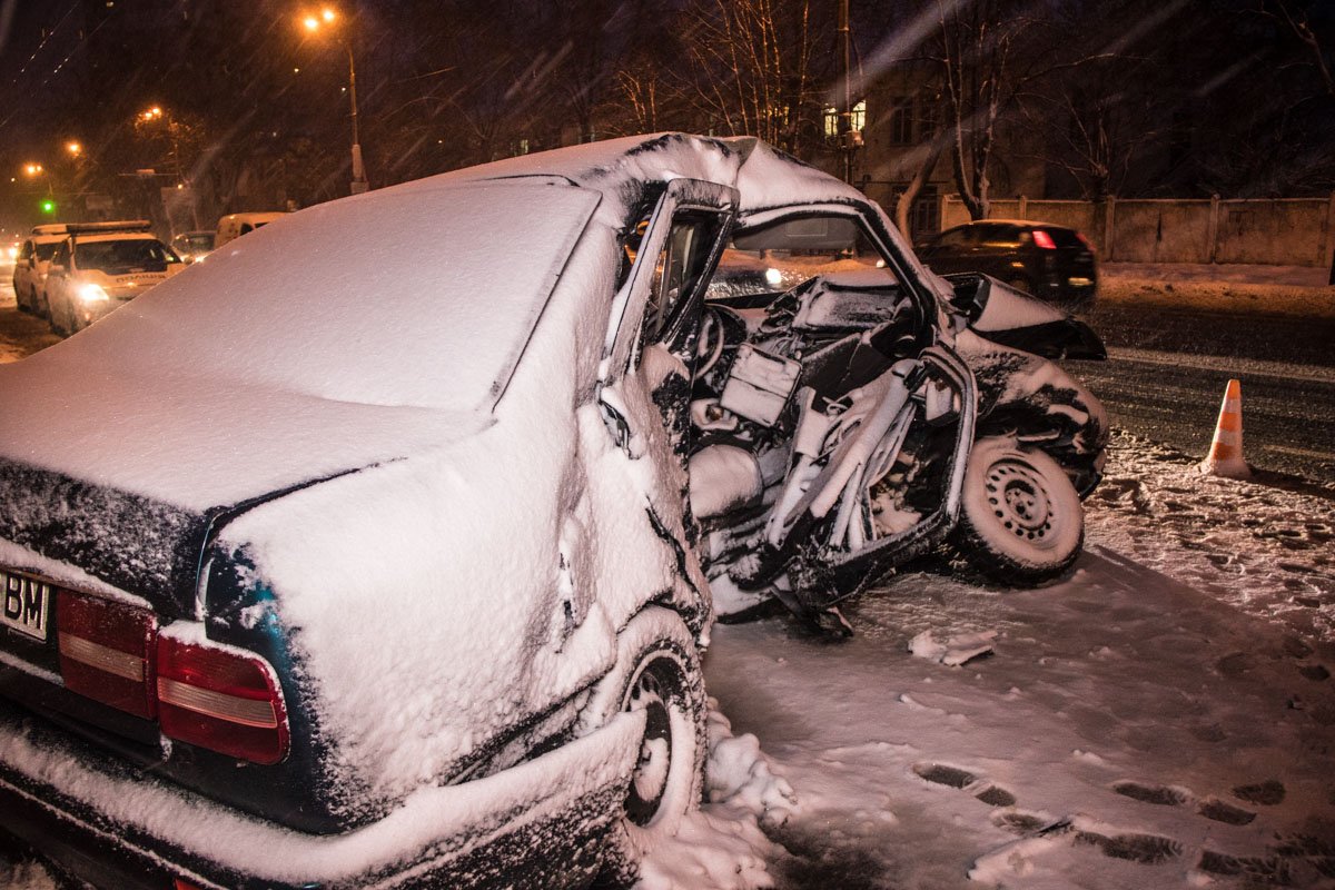 Оба автомобиля получили серьезные повреждения Оба автомобиля получили серьезные повреждения