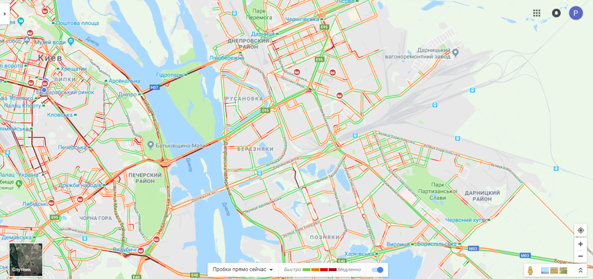 Также затруднено движение на мостах и левом берегу столицы