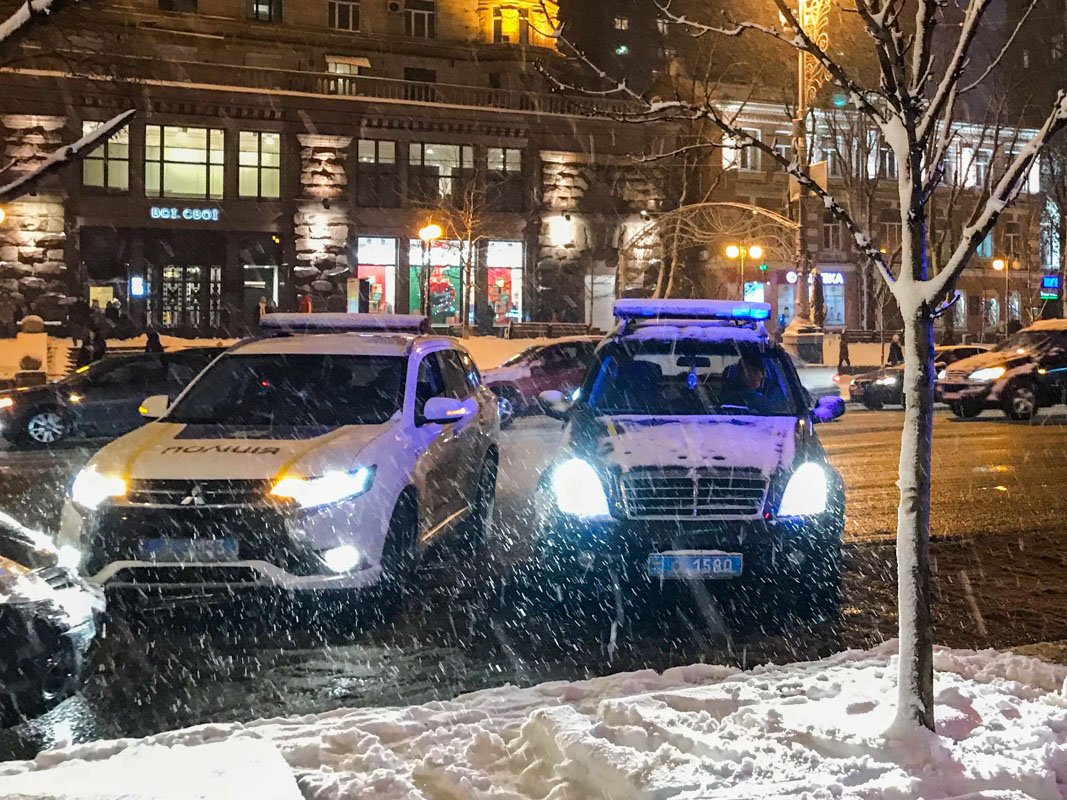 Так как инцидент произошел на центральной улице Киева, на место оперативно прибыли патрульные и несколько спецподразделений полиции