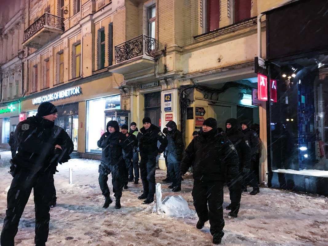 Правоохранители провели гостей из Франции на стадион "Олимпийский" прямо к началу матча