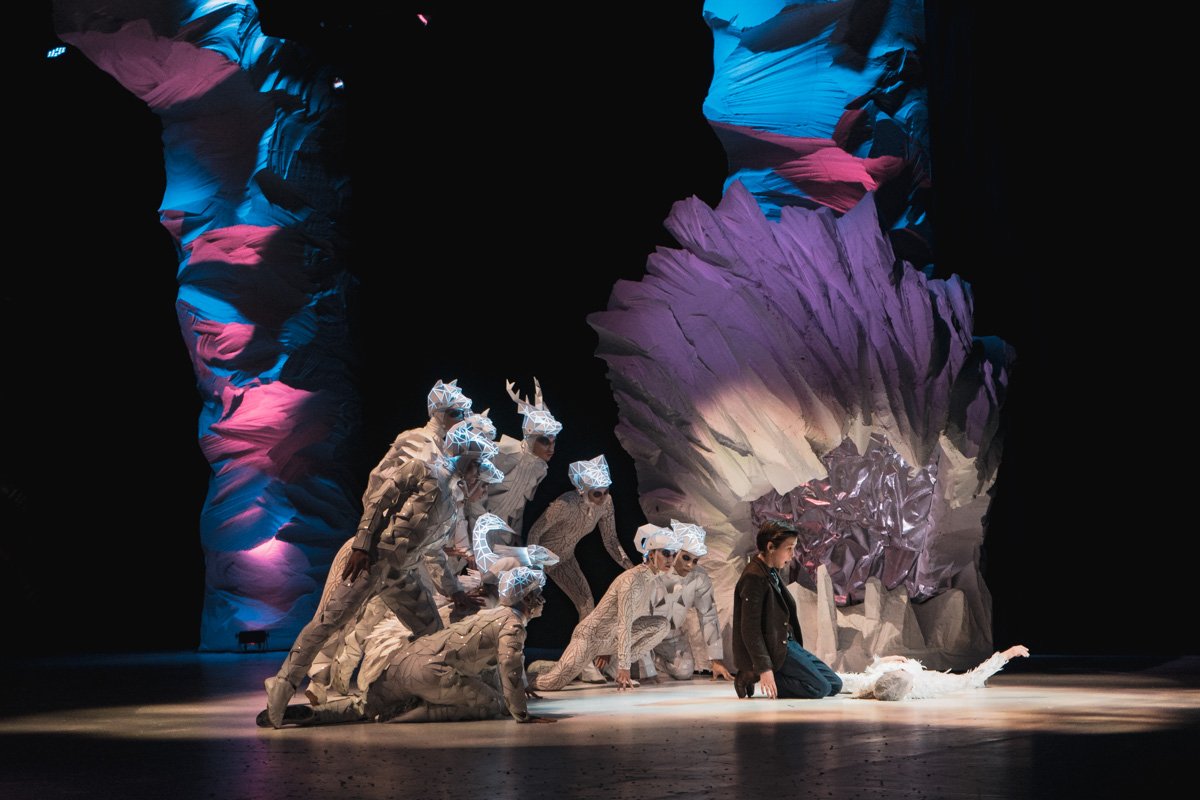 История началась с того, что старший ненароком обидел младшего, из-за чего тот попал в сказочную страну Winterra в плен ко злому Морозу