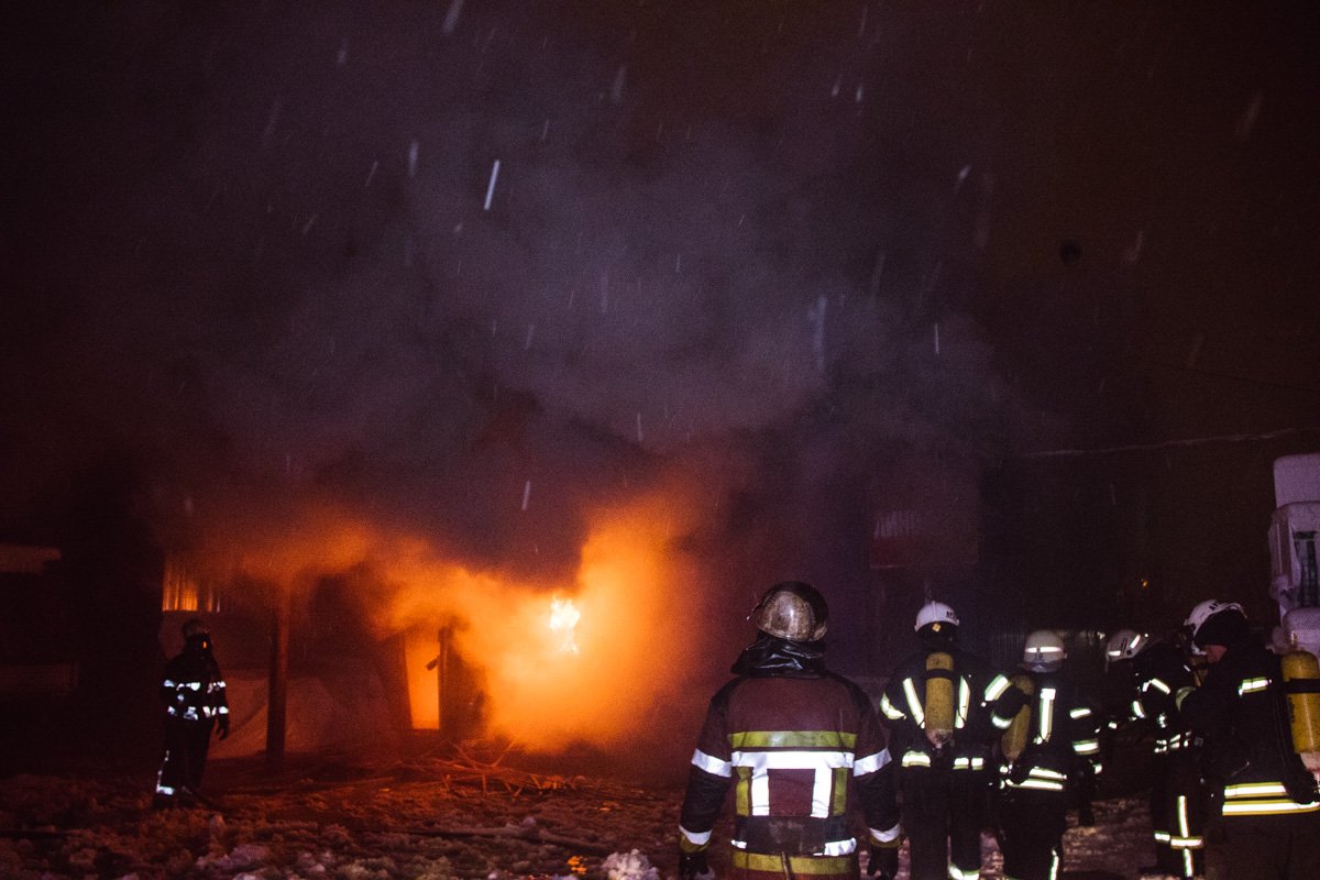 На территории рынка «Юность» загорелись склады стройматериалов