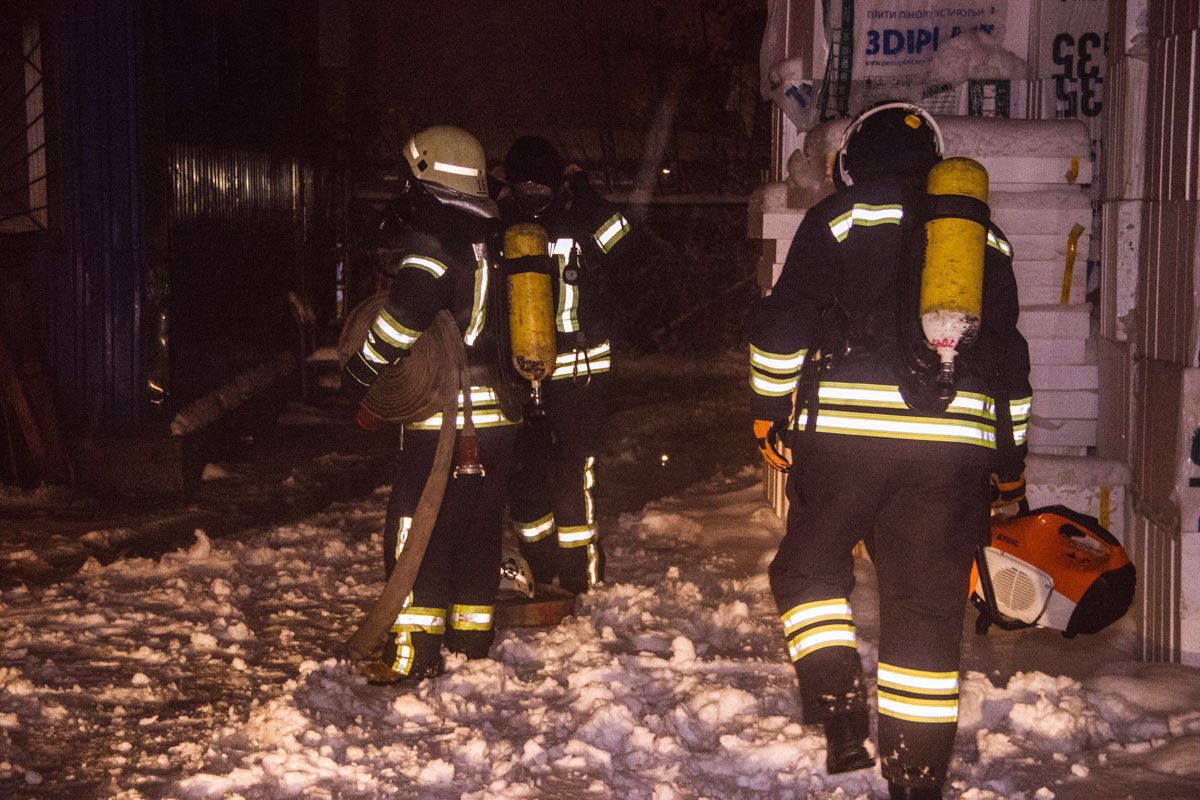 Сообщение о возгорании поступили на линии экстренных служб около 02:40