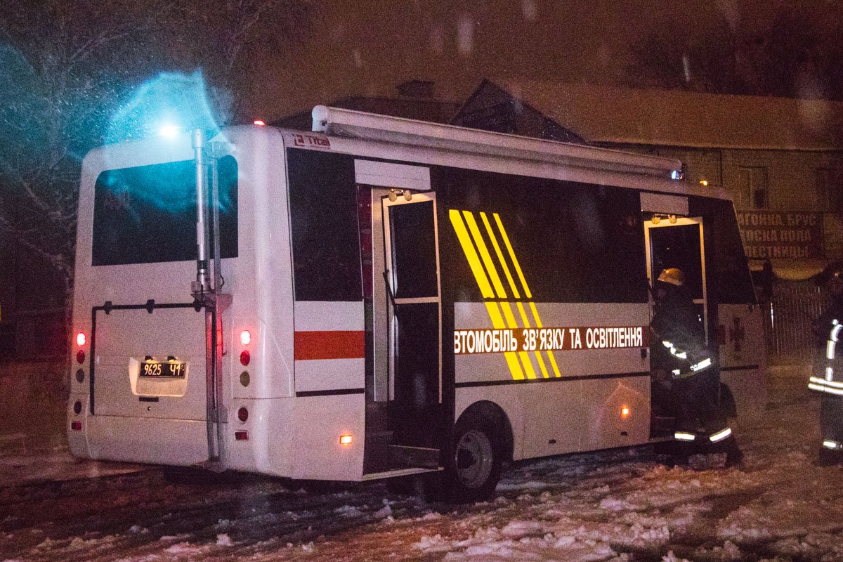 Также прибыли патрульные, две «скорые», сотрудники «Киевэнерго» и следственно-оперативная группа