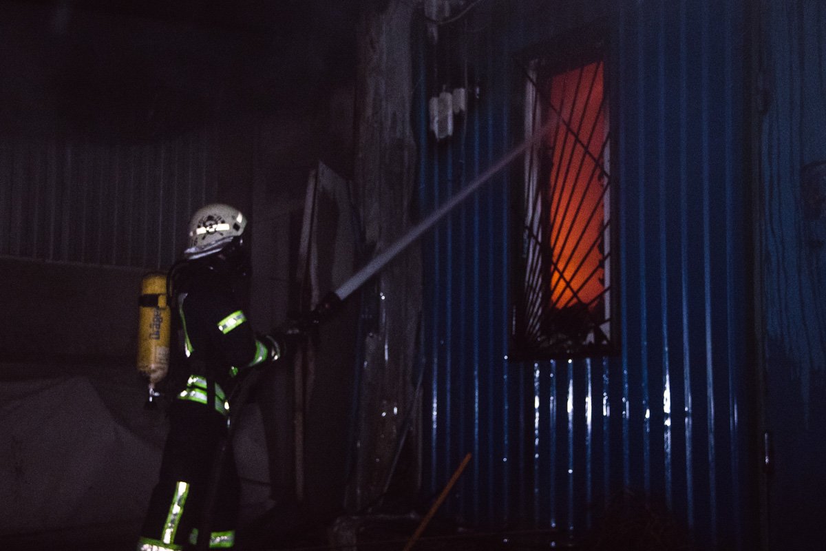 По состоянию на 03:50, возгорание еще не локализовали, а огонь с одного помещения с линолеумом и древесиной продолжал распространяться дальше на соседние здания