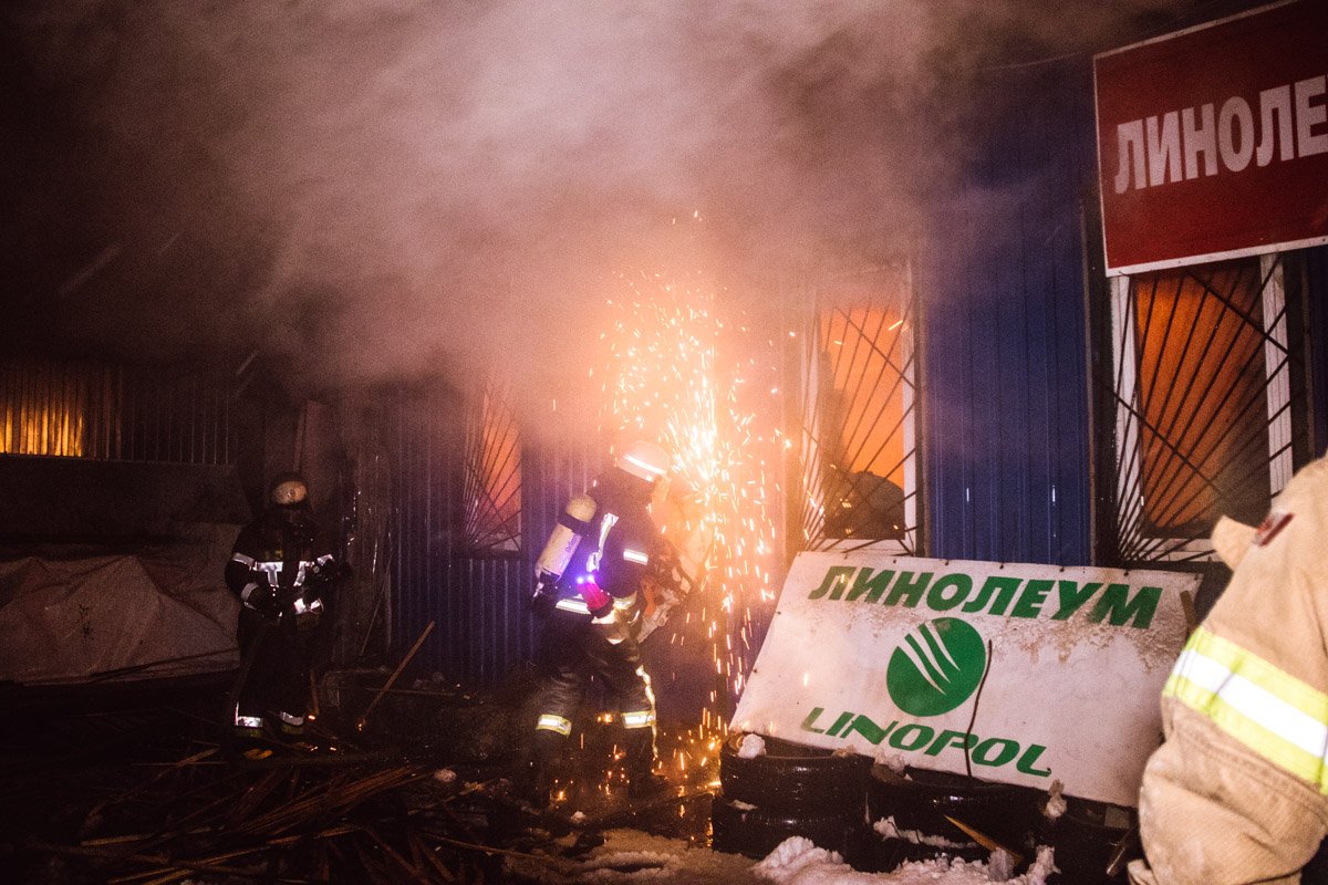 В торговую точку, в которой произошло замыкание, сотрудники ГСЧС не могли попасть около 30 минут