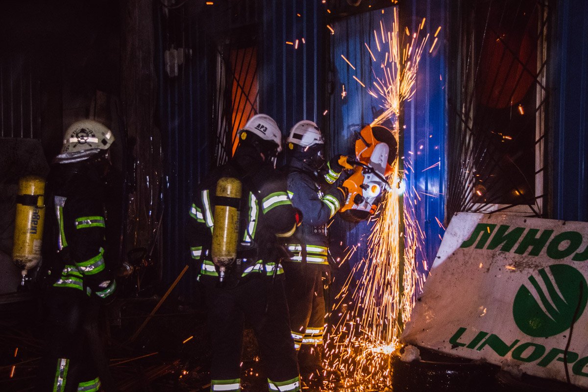 Они вскрыли двери в помещение бензорезом, когда огонь уже выбил все стекла и продолжал пылать