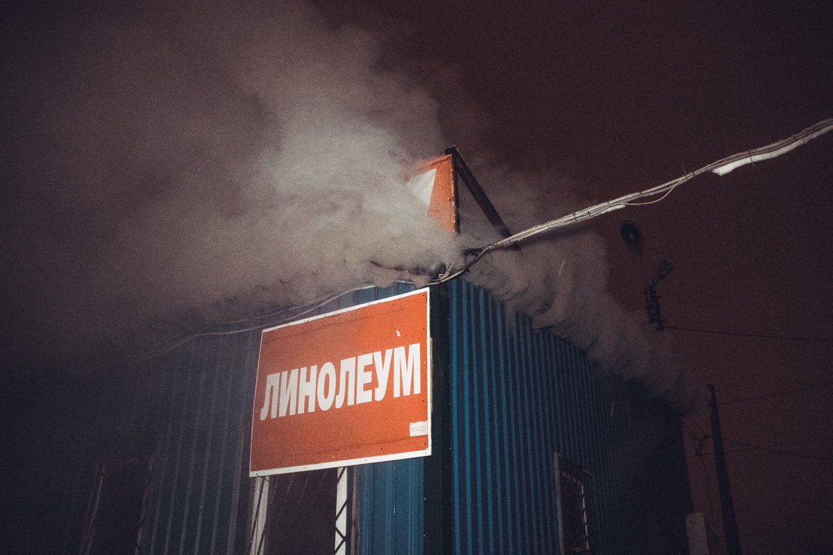 В результате пожара в небо поднимался черный густой дым