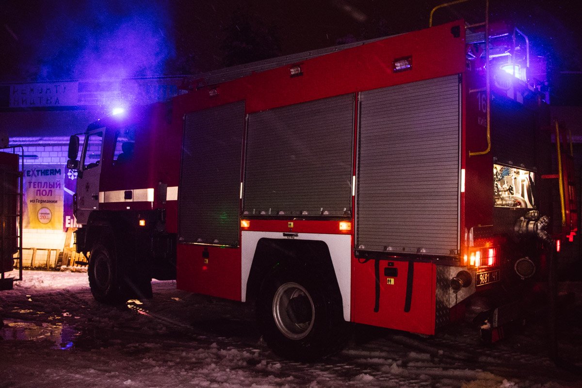 В 4:30 спасатели локализовали огонь и продолжали его ликвидировать