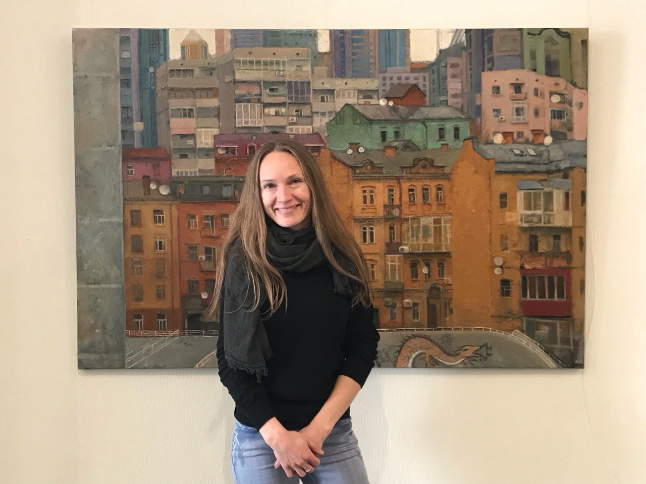 Екатерина Косьяненко рядом с одной из своих работ