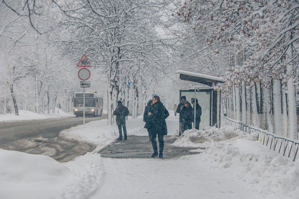 Прохожие, которые шли мимо, кинулись на помощь мужчине и вызвали «скорую»