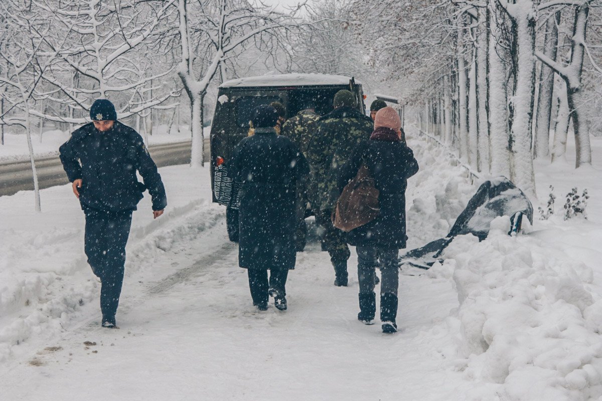 На месте работала патрульная полиция, следственно-оперативная группа и санитары