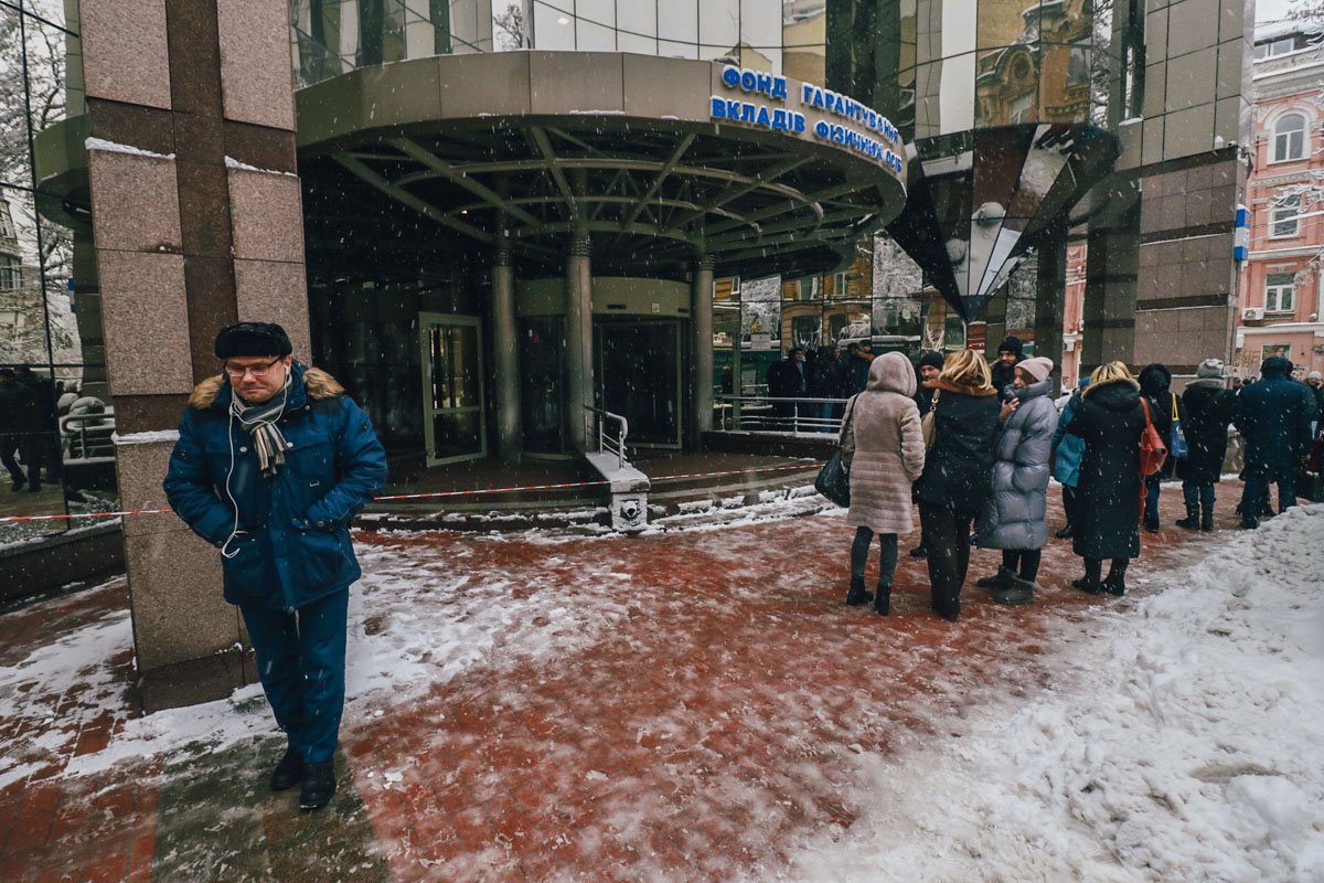 Здание сейчас закрыто, взрывотехники будут обследовать его на наличие взрывчатки Здание сейчас закрыто, взрывотехники будут обследовать его на наличие взрывчатки