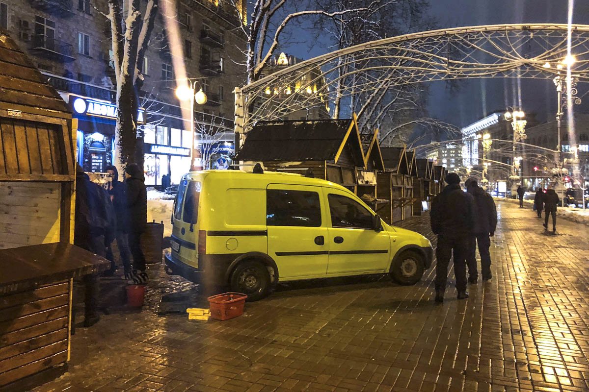 Вечером 13 декабря на Крещатике начали установку праздничной ярмарки