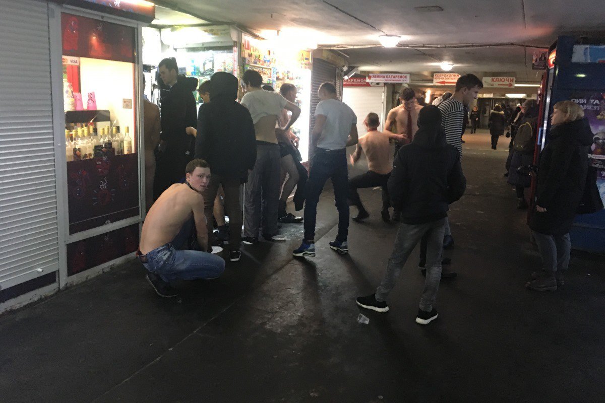 4 декабря в Киеве возле метро Площадь Льва Толстого заполнили обнаженные мужчины