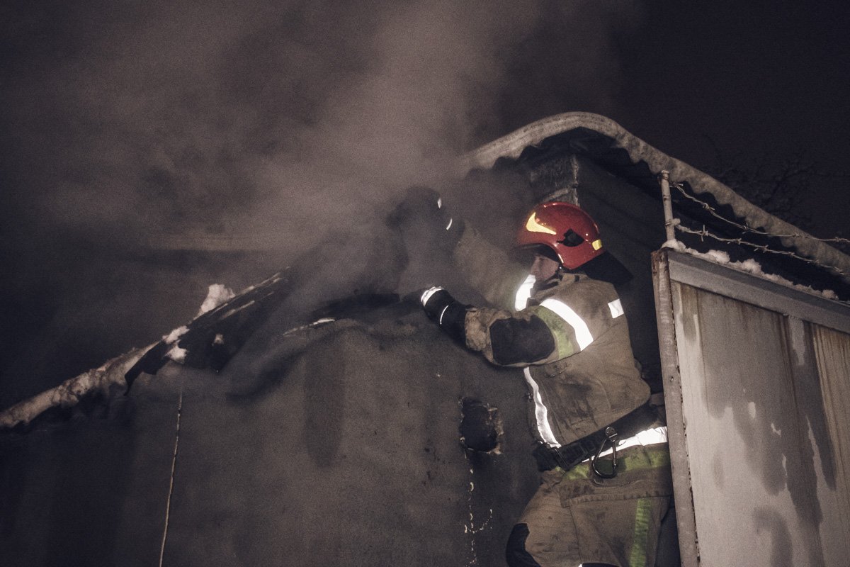 По предварительным данным, о пожаре сообщил сотрудник, охранявший склад