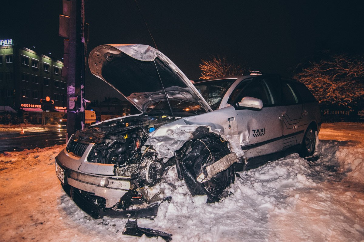 В Киеве на пересечении улиц Стеценко и Газопроводной произошло ДТП с участие машин Volkswagen и Chevrolet