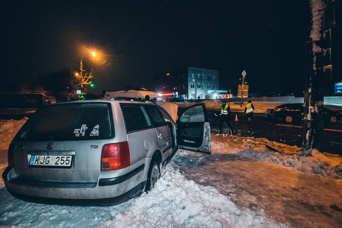 От сильного удара один из автомобилей вылетел на обочину